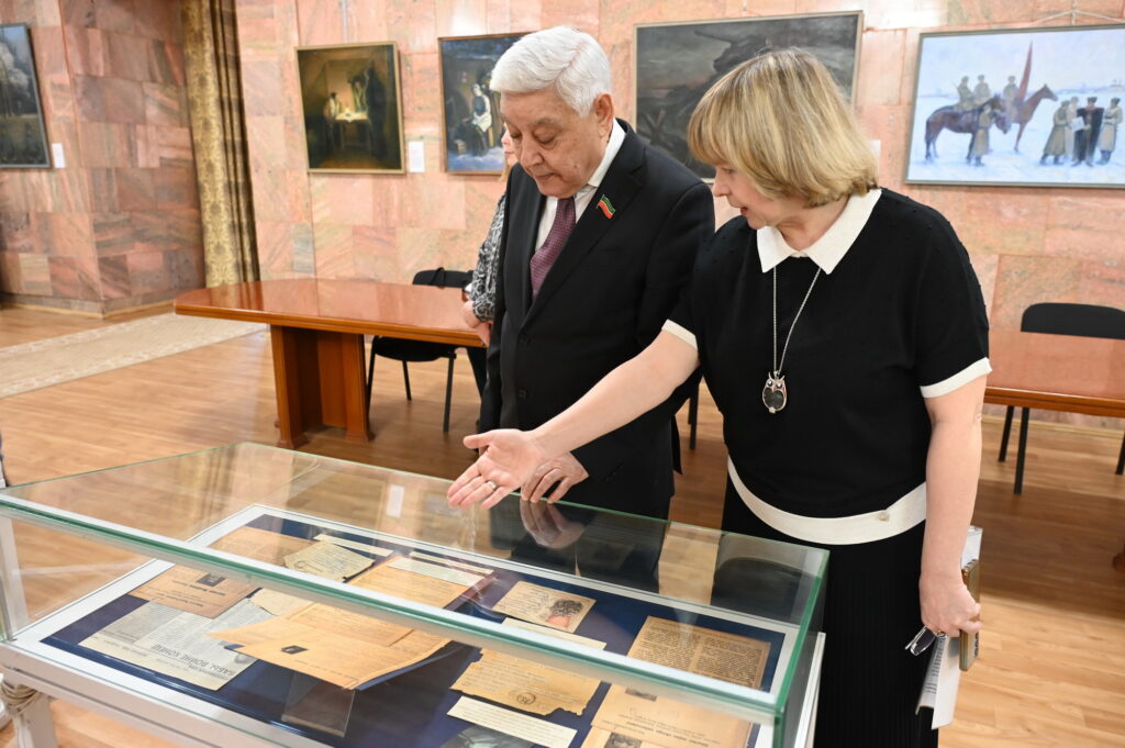 В Госсовете Татарстана открылась выставка к 80-летию Победы