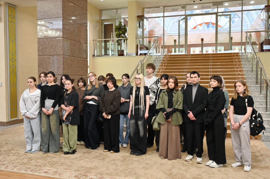 Связь поколений для художника: студенты посетили Госсовет РТ и выставку к 80-летию Победы