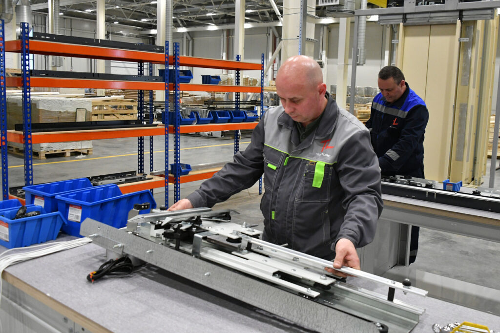 Женщина-лифтостроитель из Татарстана считает, что в кабине всё должно быть прекрасно