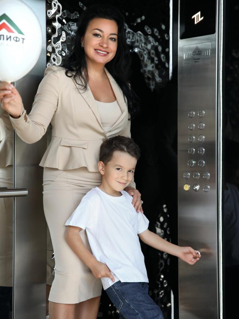 Женщина-лифтостроитель из Татарстана считает, что в кабине всё должно быть прекрасно