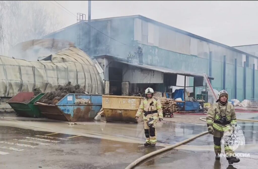 Огнеборцы потушили крупный пожар в промзоне на Тэцевской в Казани