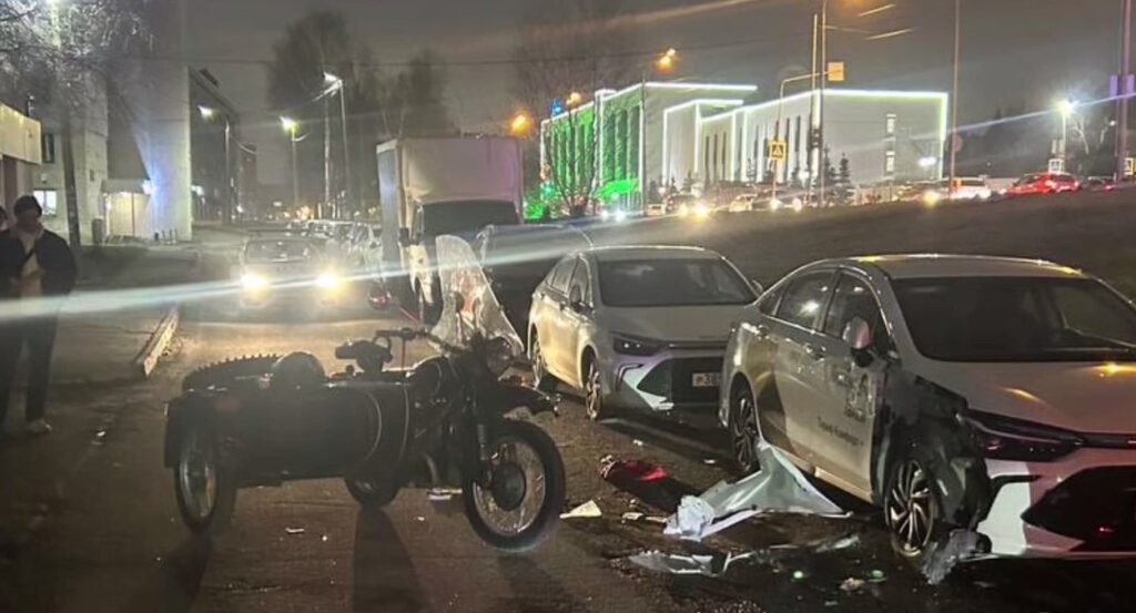 «Урал» с коляской врезался в такси в Казани — пожилой мотоциклист пострадал