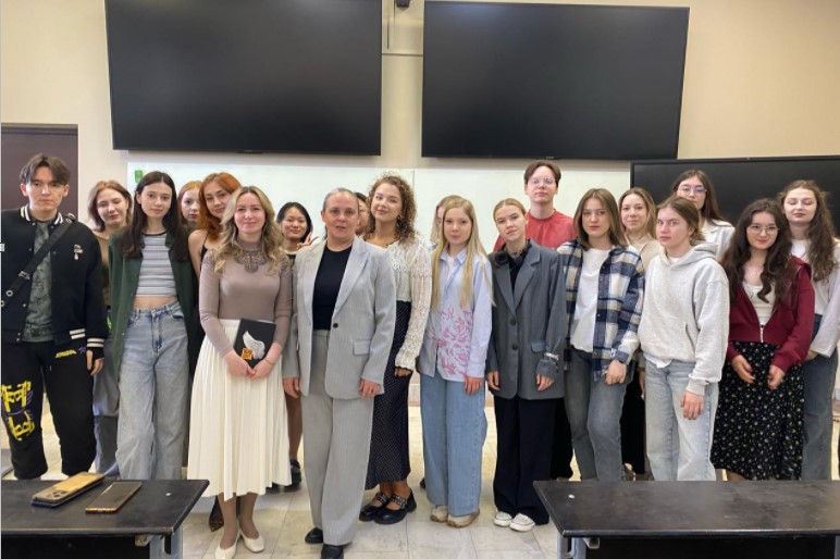 «Покупают телефон и несут в ломбард»: волонтер рассказала, как люди попадают на дно жизни