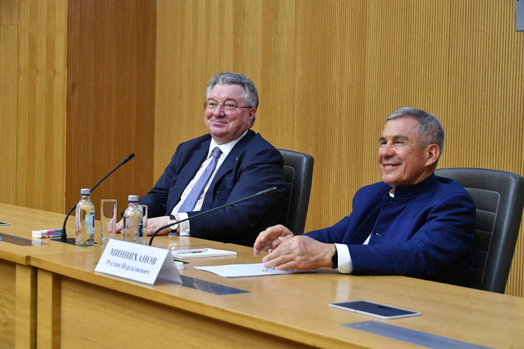 Питерские студенты попросили Минниханова помочь с эчпочмаками в столовой - видео