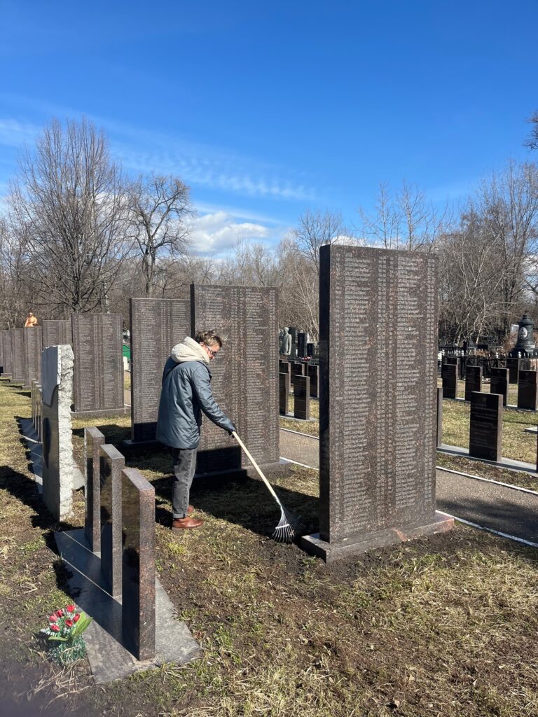 На Арском кладбище в Казани прошла генуборка