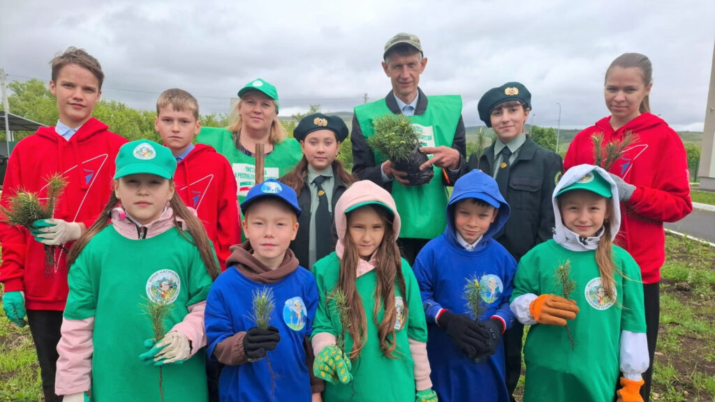 Участники акции «Сад памяти» посадили деревья в Ютазинском районе Татарстана