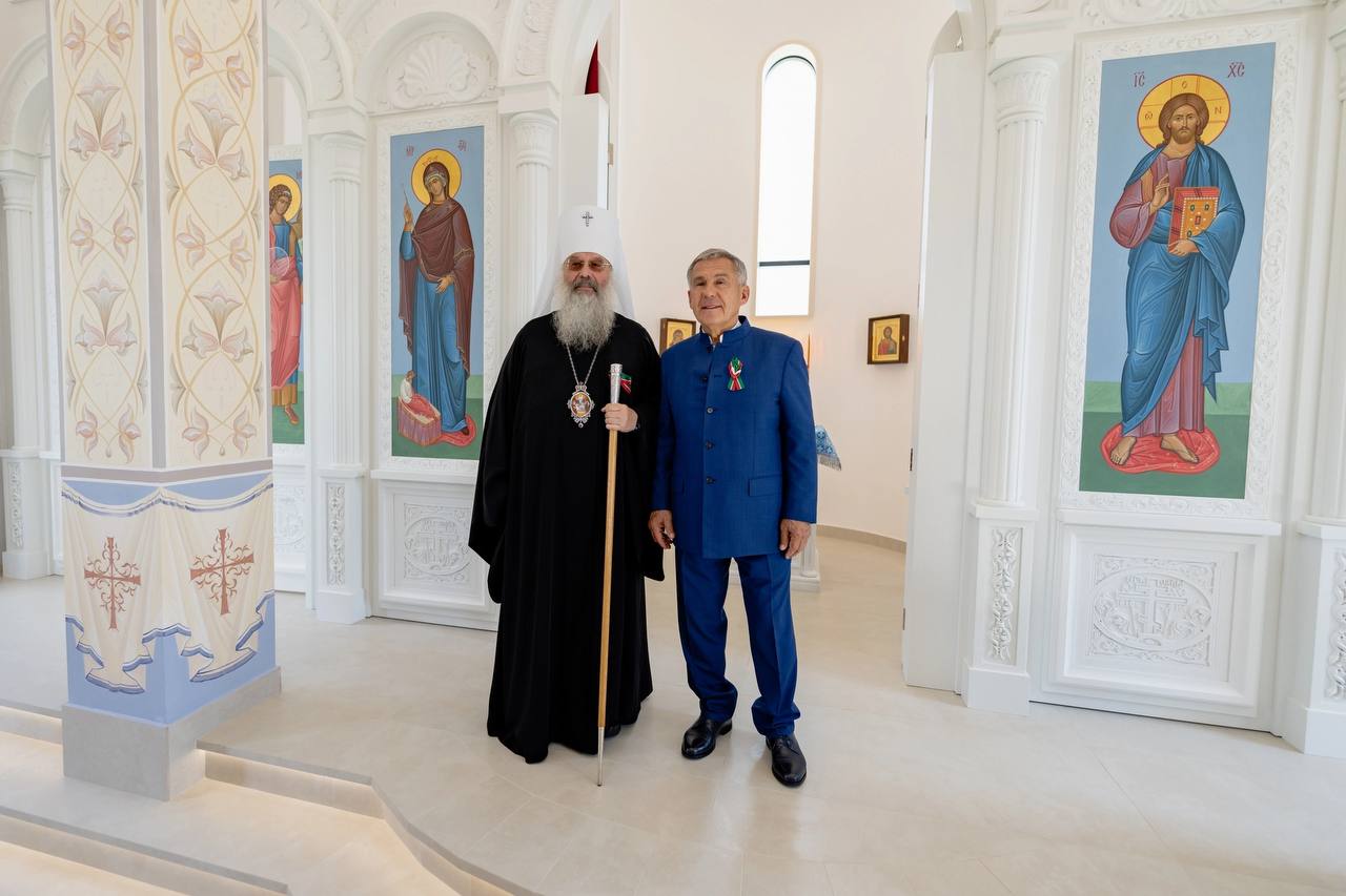 Минниханов поздравил митрополита Кирилла с днем рождения