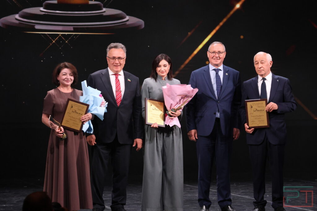 Машину – ветерану, «хрустальные перья» – лучшим: журналисты Татарстана отметили свой праздник