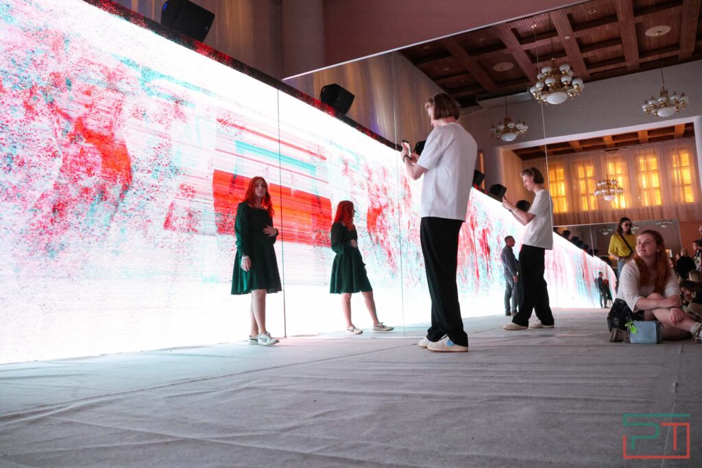 Музыка, инсталляции и вспышки света: магия открытия фестиваля «НУР»