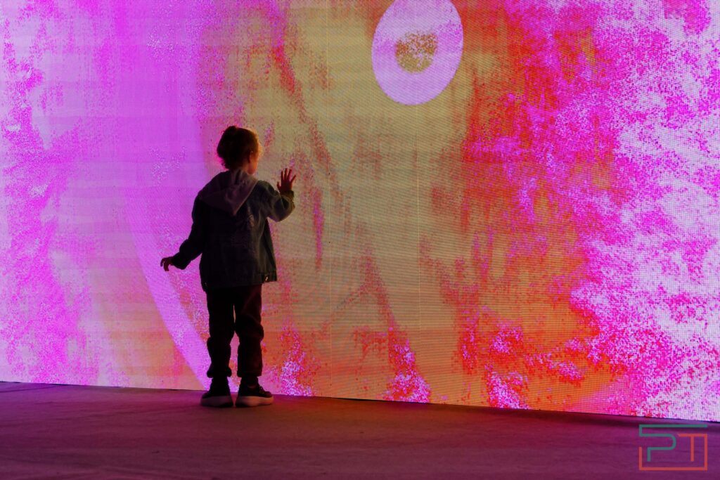 Музыка, инсталляции и вспышки света: магия открытия фестиваля «НУР»