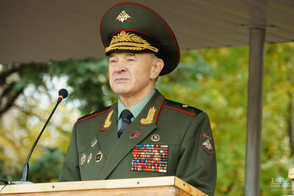 Генерал-майор Бородин: «Возраст не позволяет воевать, но сердцем я с нашими бойцами!»