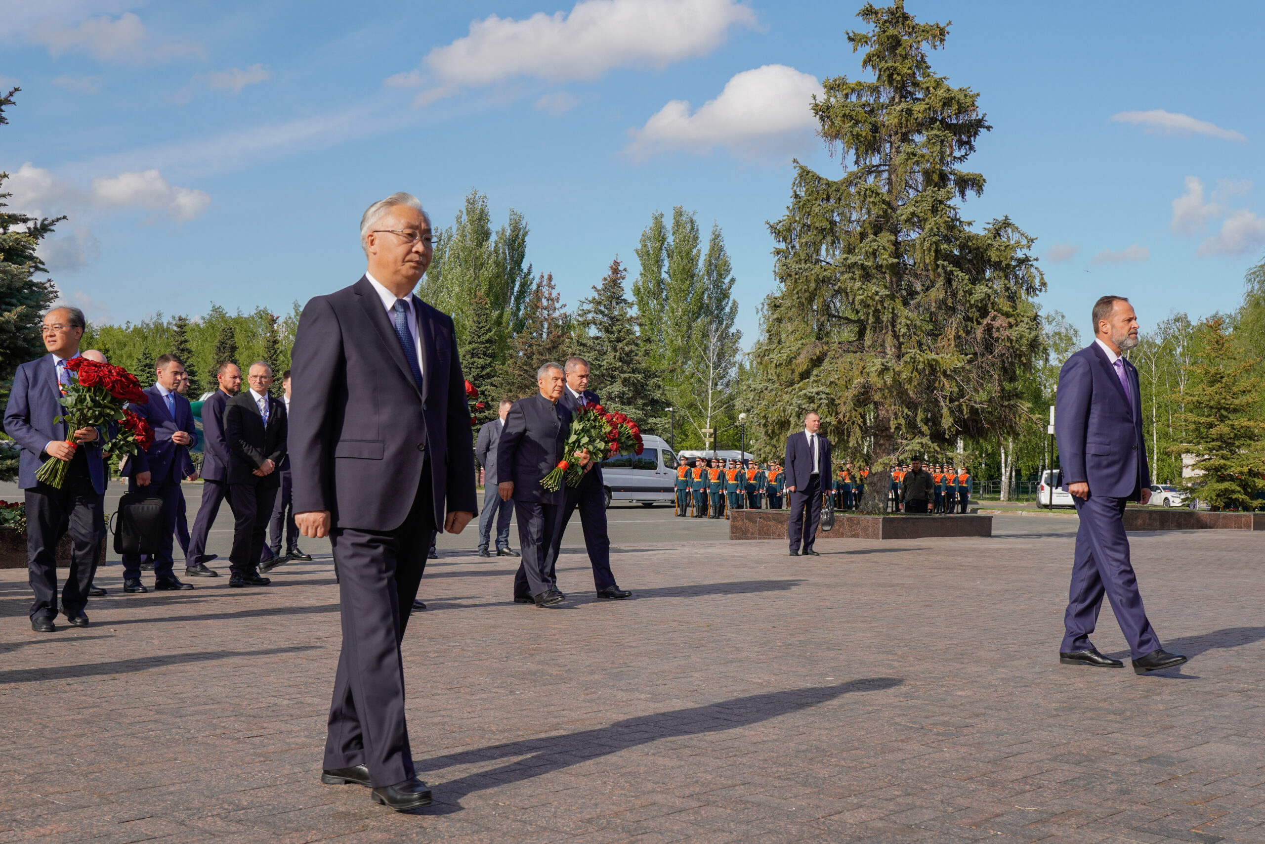 Вице-премьер Госсовета Китая Чжан Гоцин возложил цветы в парке Победы в Казани