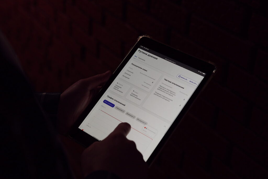 Робот подоит, ИИ посчитает, доярка приласкает: до чего дошел прогресс на фермах Татарстана