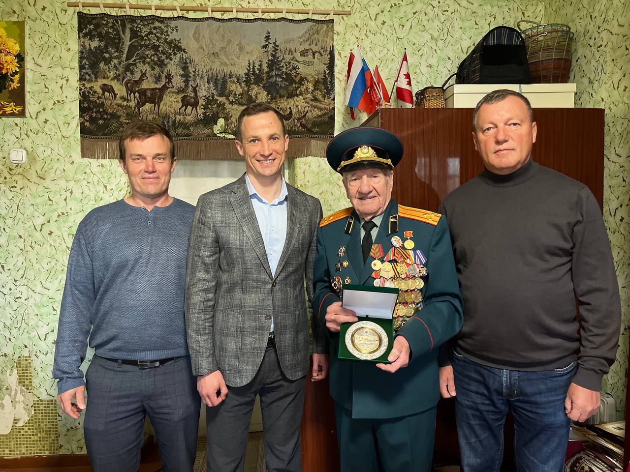 Глава Советского района Казани вручил ветерану медаль к 80-летию Победы