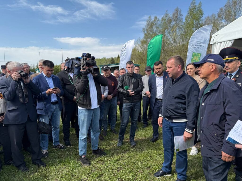 Минниханов ознакомился с ходом посевной в Арском районе