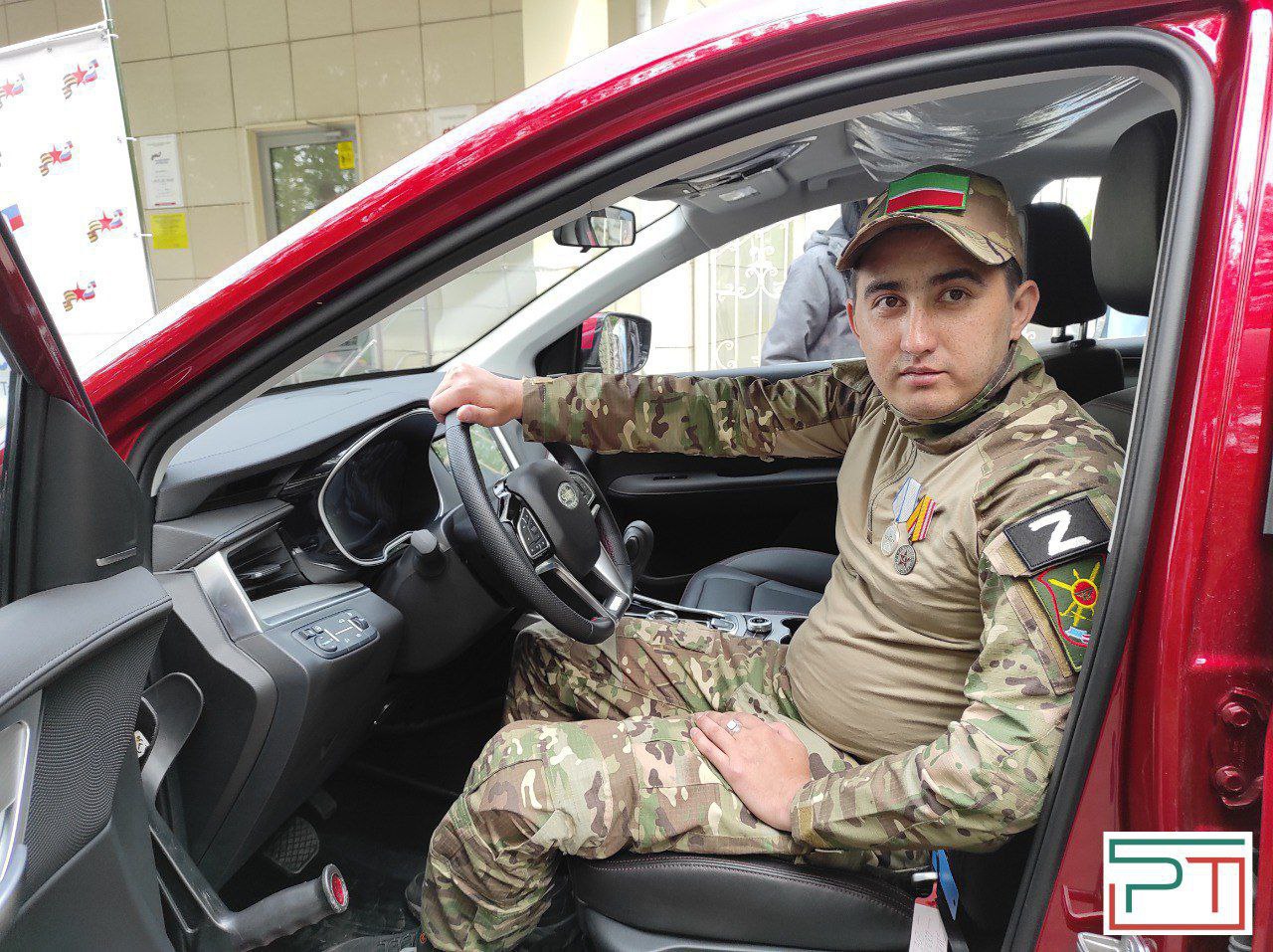 Ветерану СВО из Менделеевска вручили ключи от автомобиля