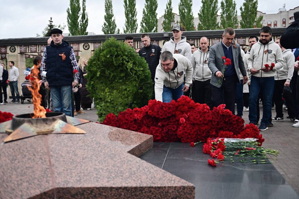 Футболисты «Рубина» и хоккеисты «Ак Барса» возложили цветы к Вечному огню в Казани