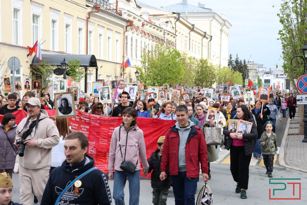 Минниханов присоединился к шествию «Бессмертного полка» в Казани