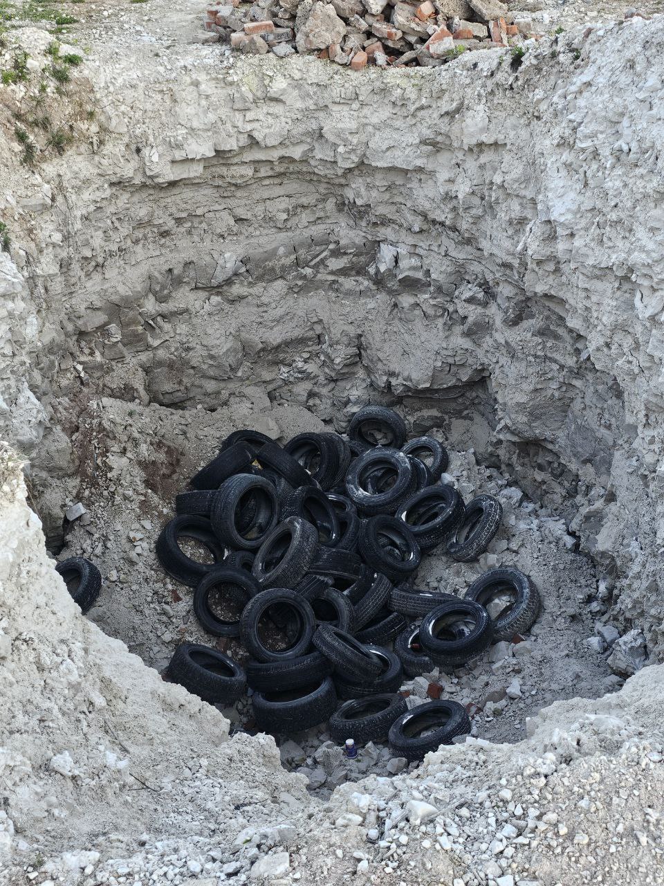 Неизвестные сбросили старые шины на территории Печищинского геологического разреза