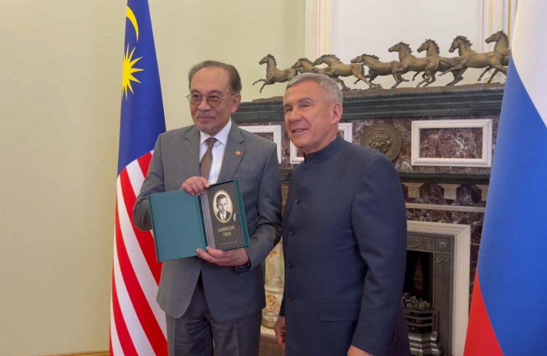 Минниханов подарил Премьер-министру Малайзии книгу Тукая на английском