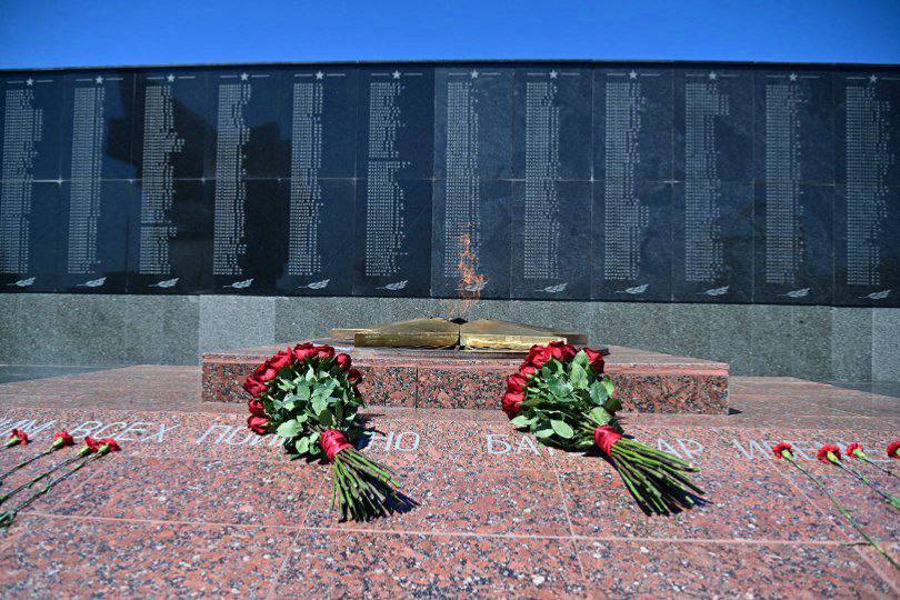 Турчин и Минниханов возложили цветы к Мемориальному комплексу «Родина-мать» в Челнах