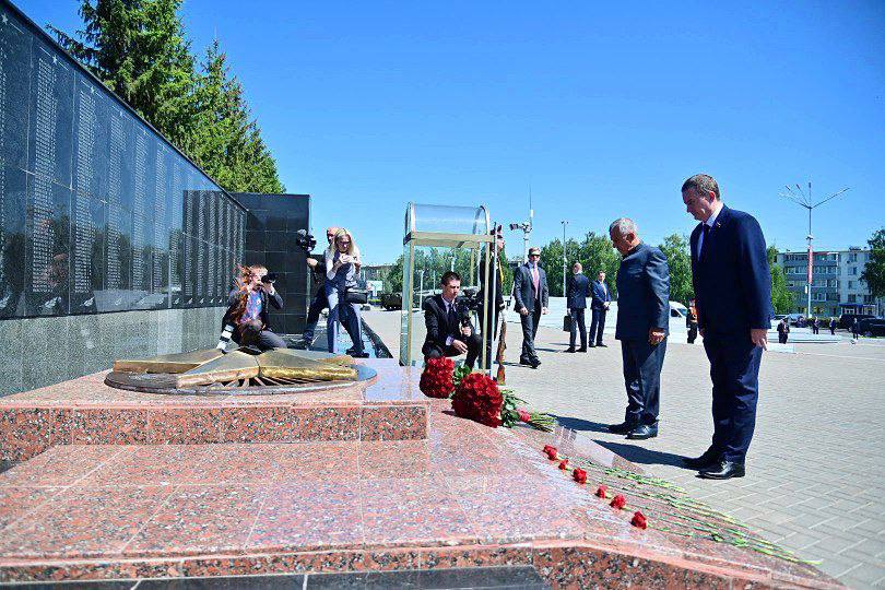 Турчин и Минниханов возложили цветы к Мемориальному комплексу «Родина-мать» в Челнах