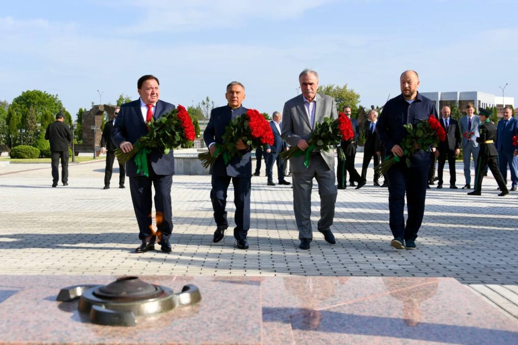 Минниханов возложил цветы к мемориалу памяти и славы в городе Назрань