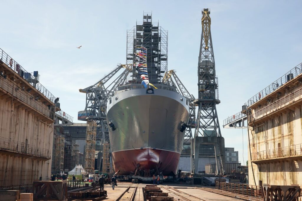 Большой десантный корабль спущен на воду в Калининграде