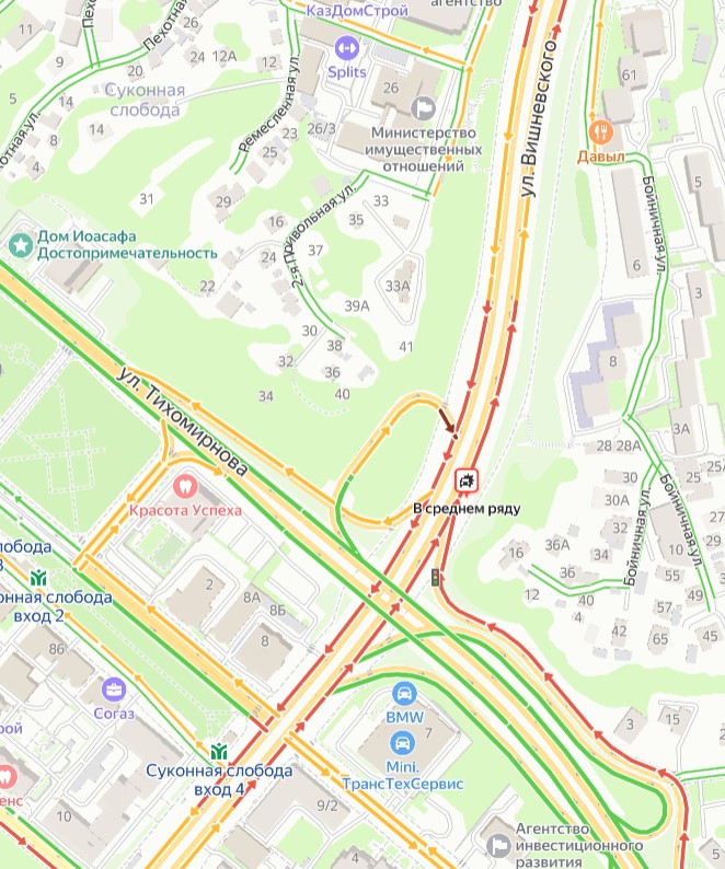 Самосвал с песком опрокинулся на улице Вишневского в Казани