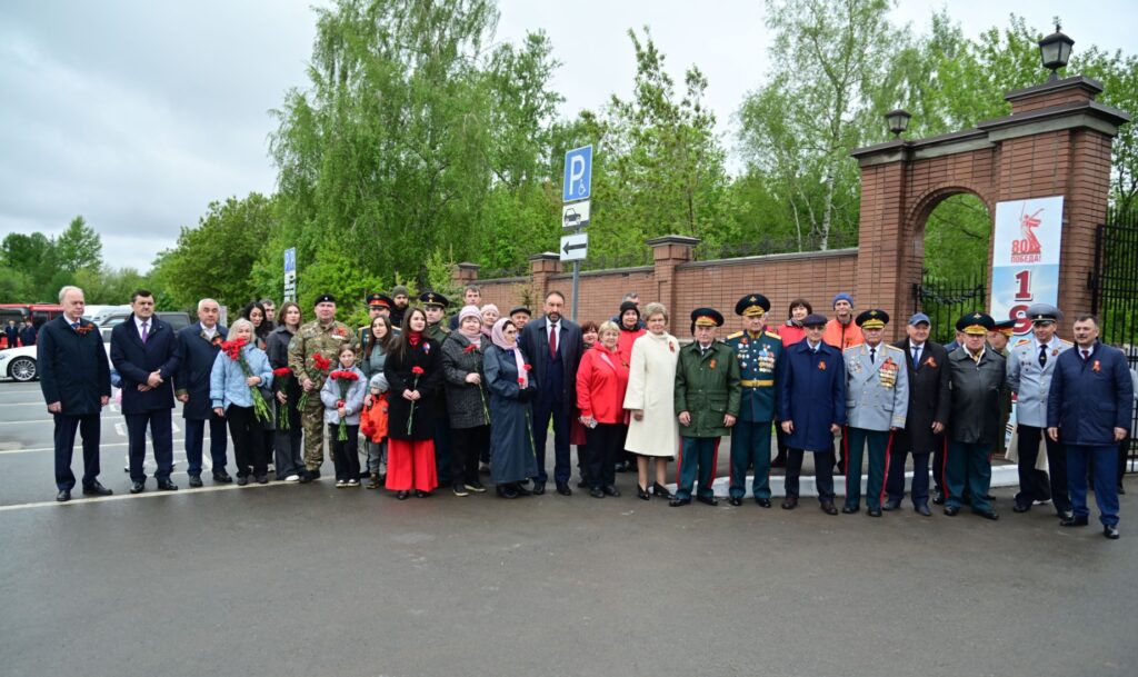 Песошин возложил цветы к воинским захоронениям на Арском кладбище