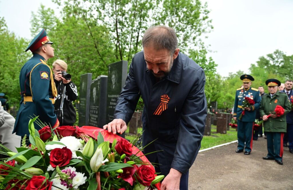 Песошин возложил цветы к воинским захоронениям на Арском кладбище