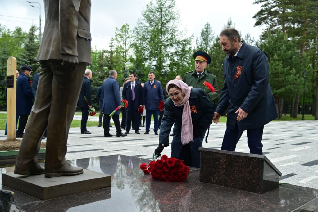 Песошин возложил цветы к воинским захоронениям на Арском кладбище
