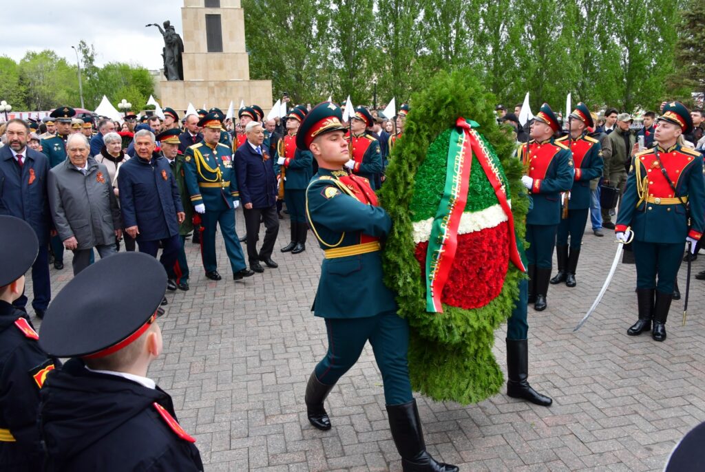 Минниханов и Шаймиев возложили цветы к Вечному огню в Парке Победы