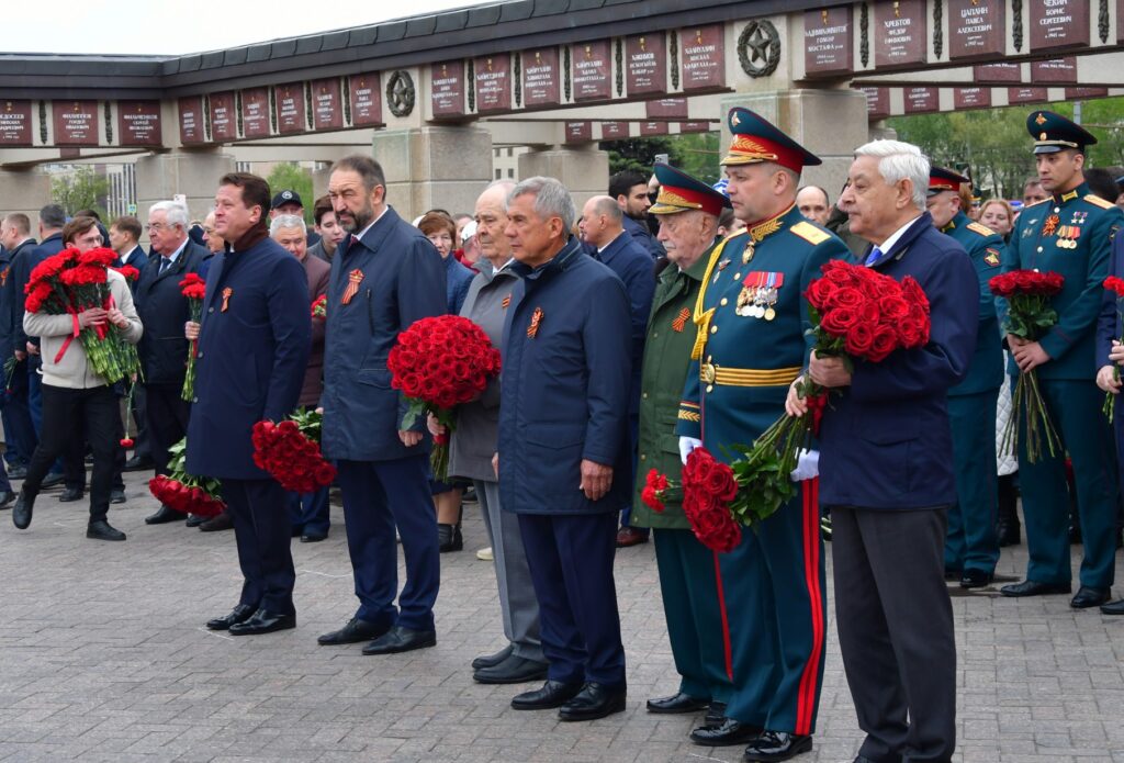 Минниханов и Шаймиев возложили цветы к Вечному огню в Парке Победы