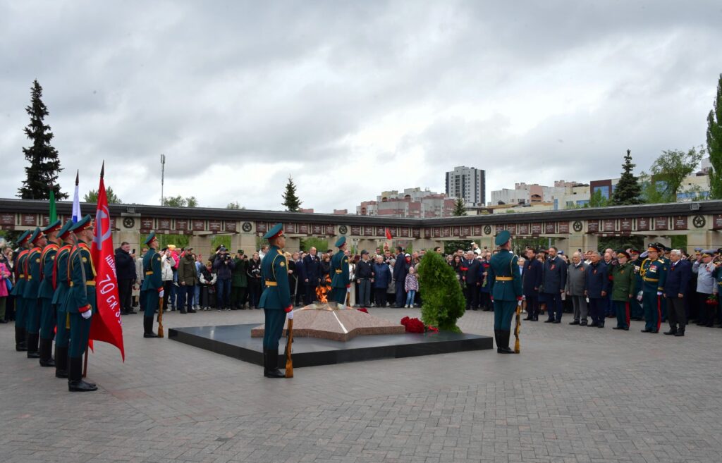 Минниханов и Шаймиев возложили цветы к Вечному огню в Парке Победы