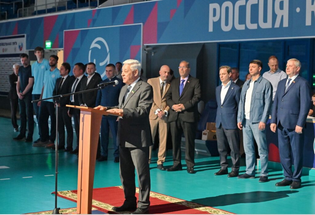 Мухаметшин наградил чемпионов Школьной волейбольной лиги