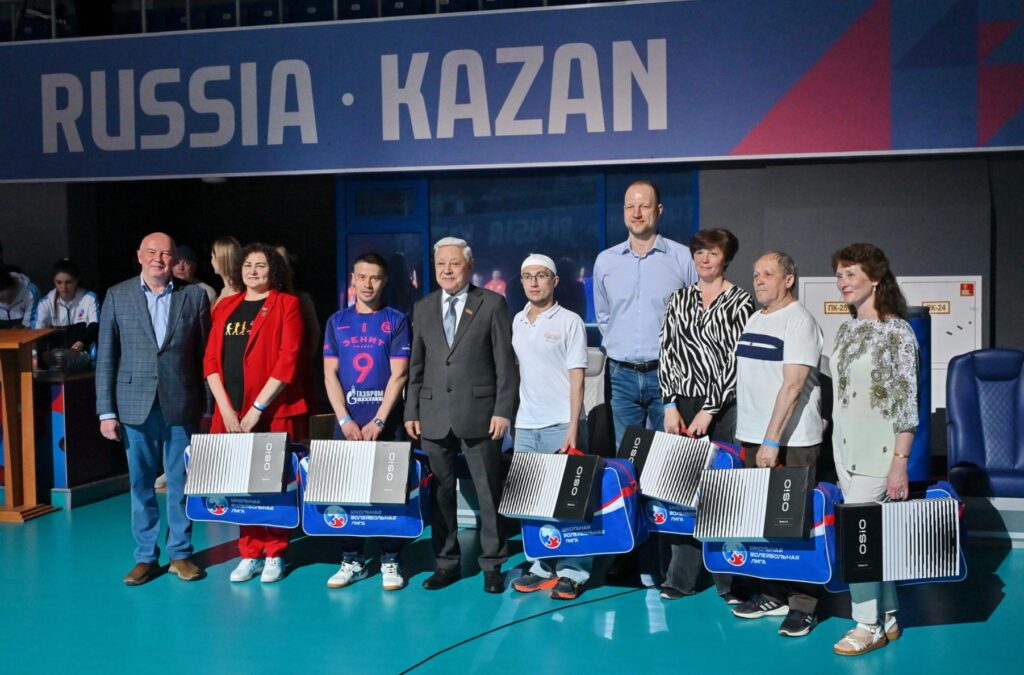 Мухаметшин наградил чемпионов Школьной волейбольной лиги