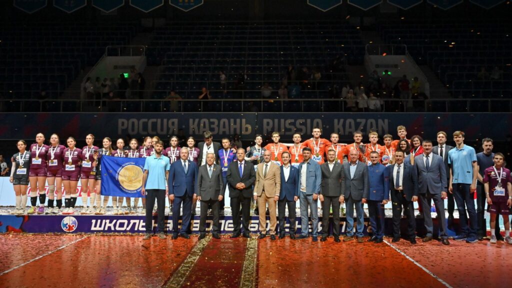 Мухаметшин наградил чемпионов Школьной волейбольной лиги