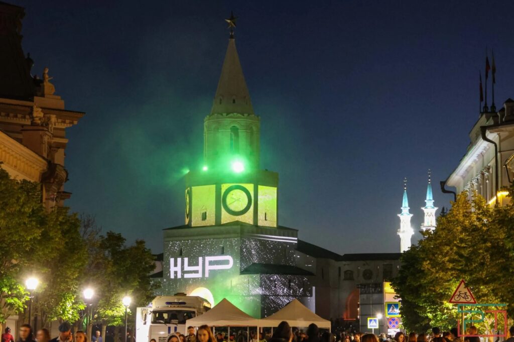 Музыка, инсталляции и вспышки света: магия открытия фестиваля «НУР»