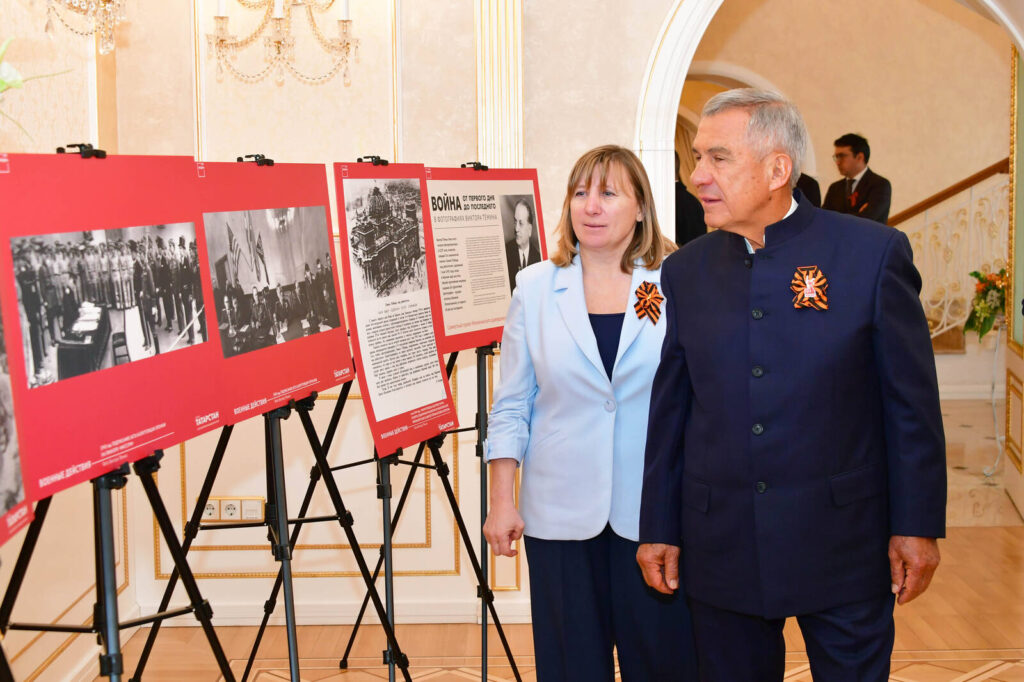 Минниханов осмотрел выставку о войне мензелинского короля фоторепортажа