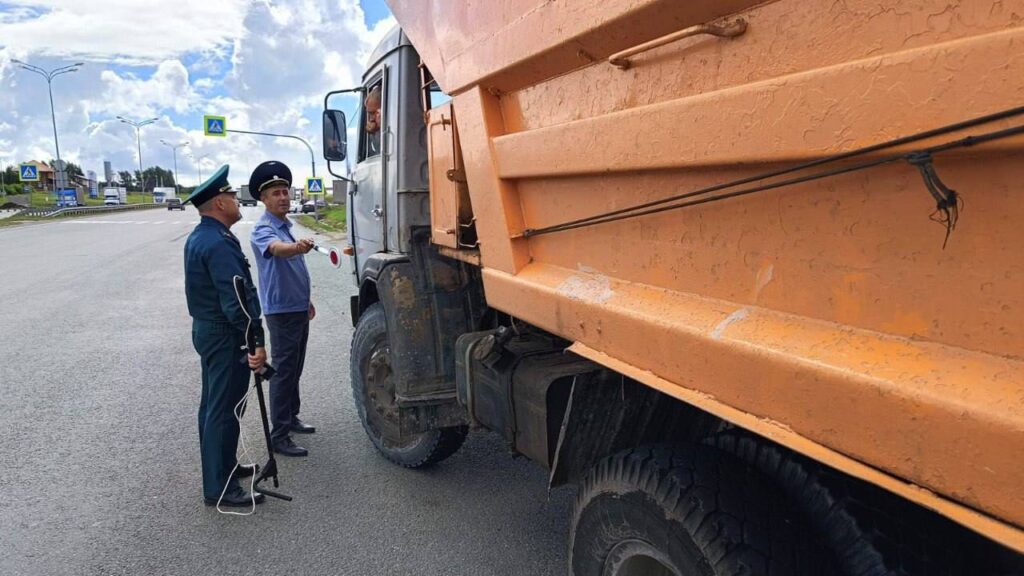 «Содержат оксиды углерода и даже сажу»: в Татарстане идет проверка авто на чистоту выхлопов