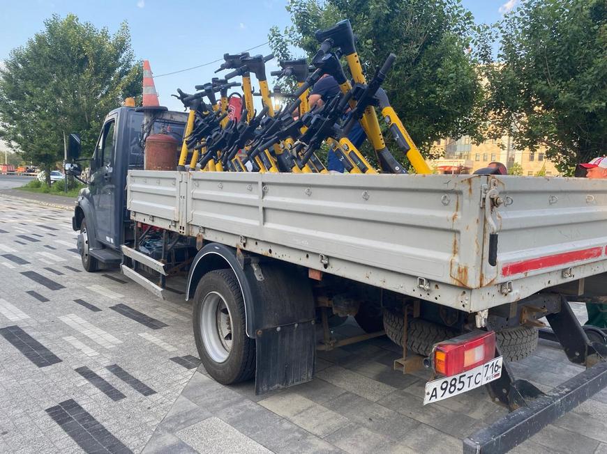 В Казани эвакуировали 110 неправильно припаркованных электросамокатов