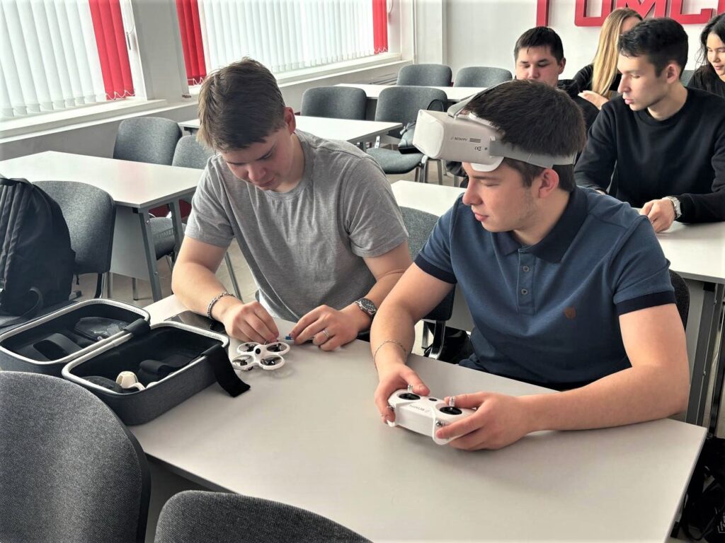 Трактористы учатся летать: в аграрном университете Казани начали готовить операторов БПЛА