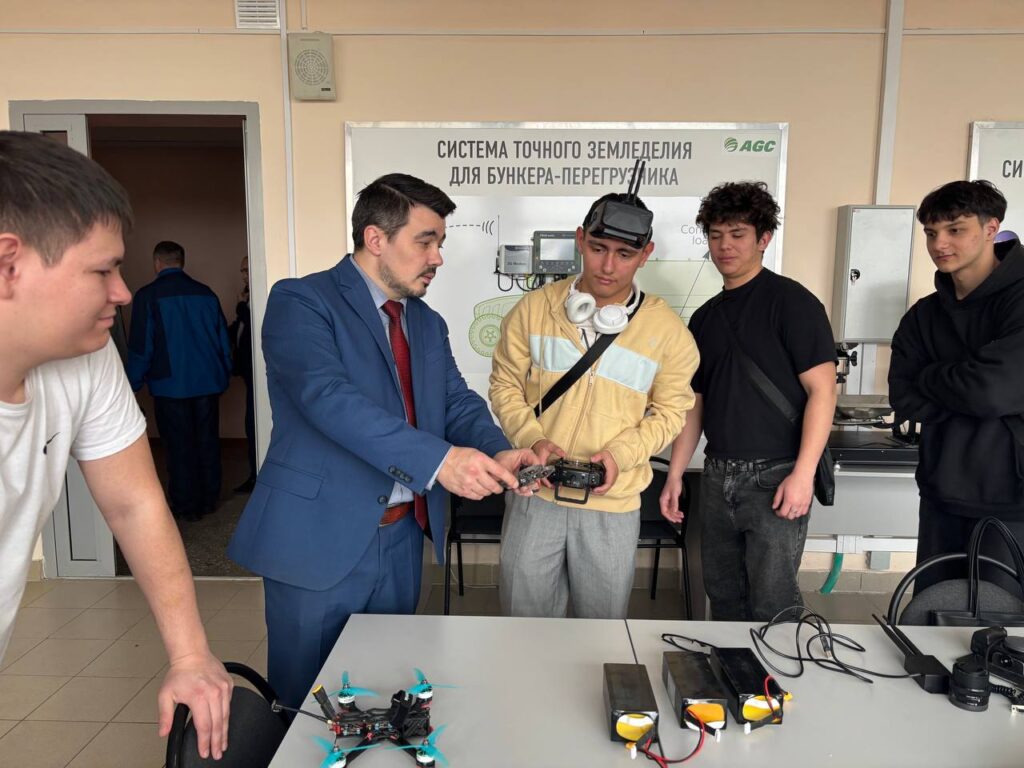 Трактористы учатся летать: в аграрном университете Казани начали готовить операторов БПЛА