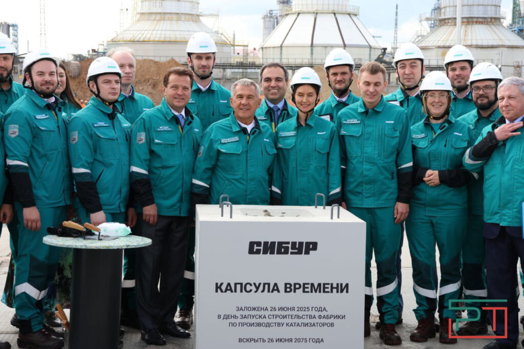 Раис РТ заложил капсулу в фундамент крупного завода по производству катализаторов в Казани