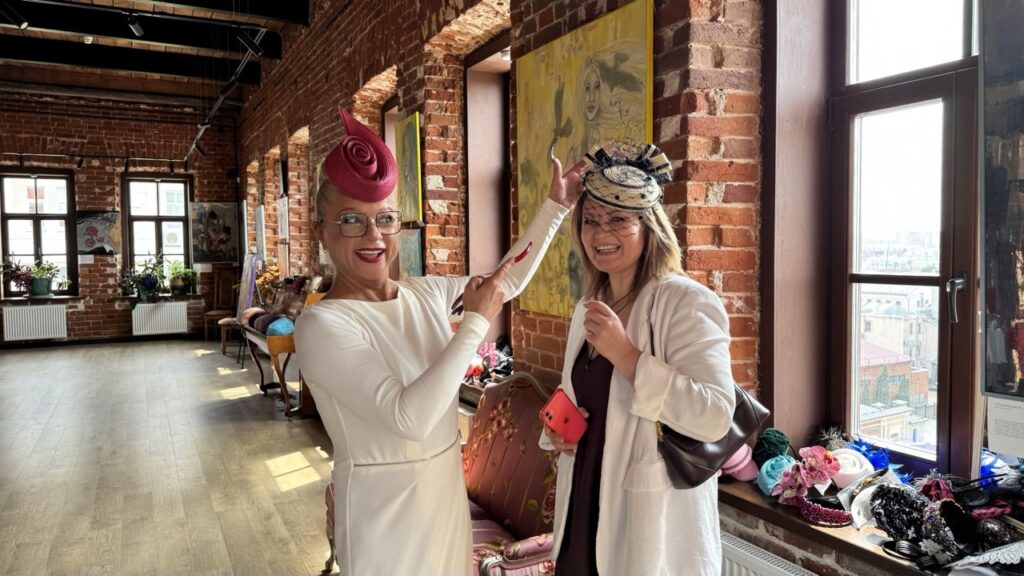 «Мне шляпки не идут»: кутюрье из Питера развеяла в Казани миф, в который верят 90% женщин