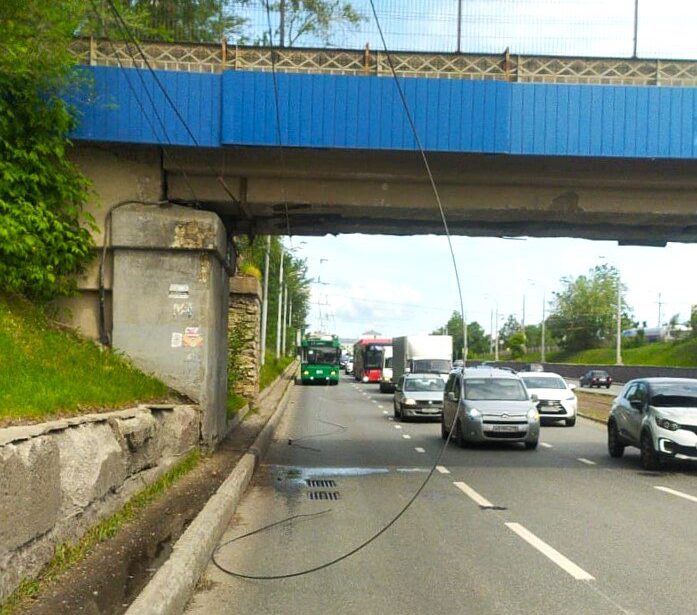 Троллейбус №13 в Казани временно прекратил движение из-за обрыва проводов