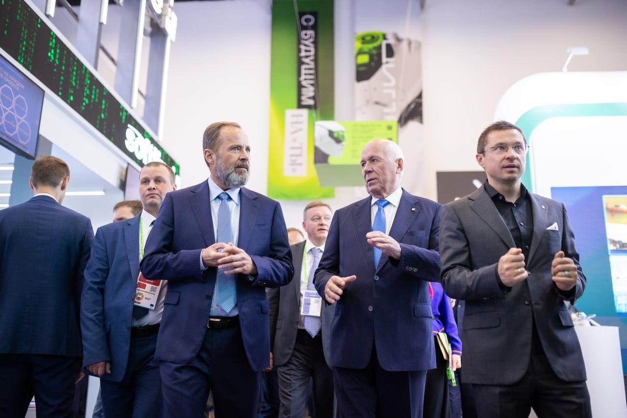 Комаров и Чемезов посетили конференцию «Цифровая индустрия промышленной России»