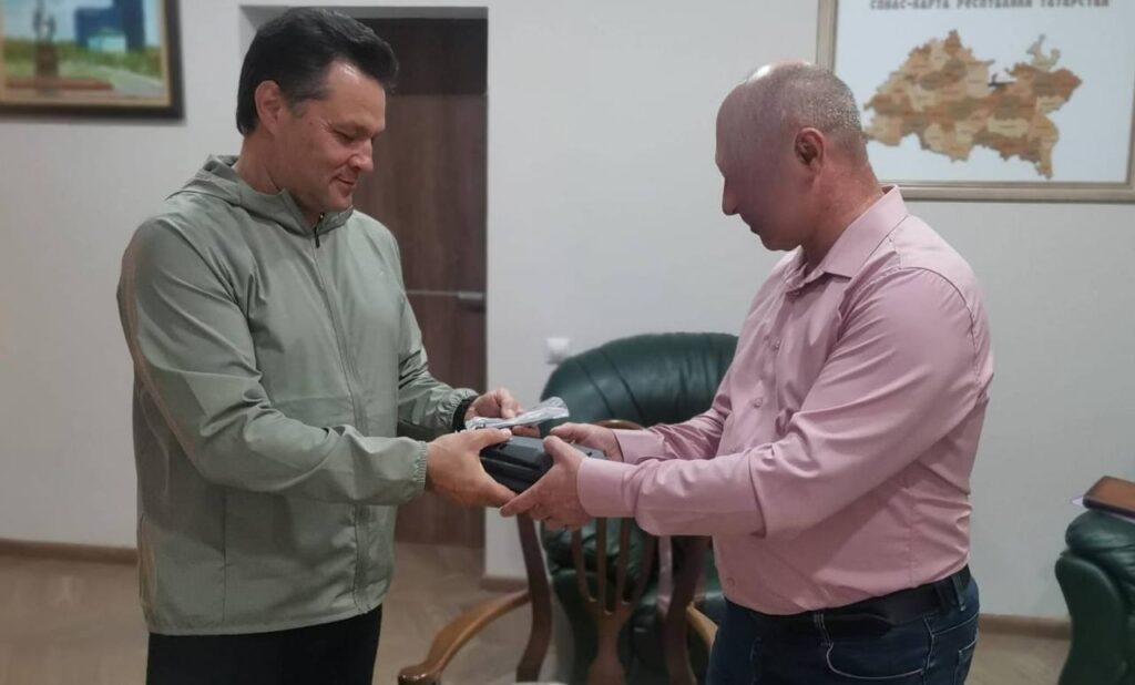 Глава Елабужского района передал бойцу СВО новый квадрокоптер