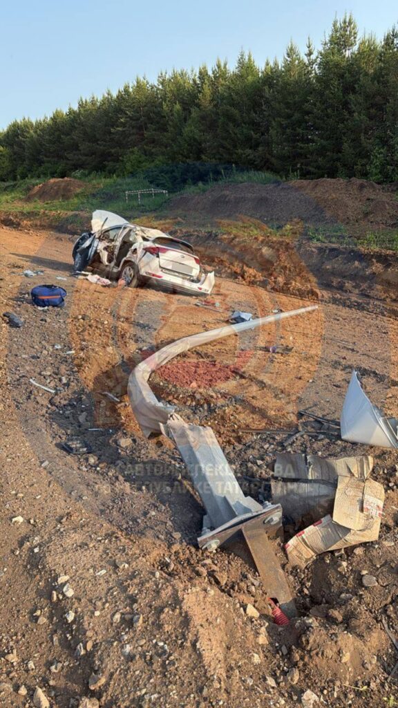 Водитель Kia влетел в столб на трассе в Татарстане — его жена погибла